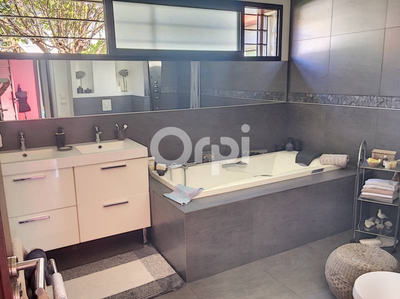 maison design moderne avec grande salle de bain et douche hydromassante à vendre sur beauzelle